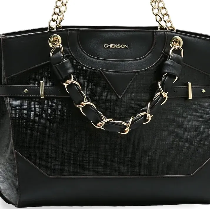 Close frontal da bolsa feminina Chenson preta com detalhes em corrente dourada